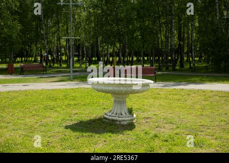 Vieux vase dans le parc. Vase dans le style de la Grèce antique. Architecture ancienne. Détails de la décoration du parc. Banque D'Images