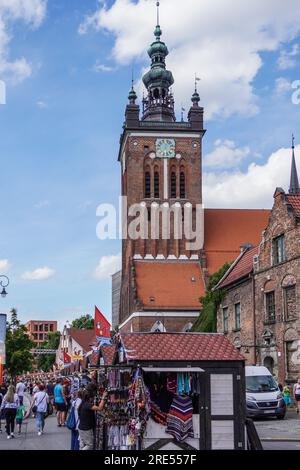 Gdansk, Pologne. 24 juillet 2023. Pologne, Gdansk, 24 juillet 2023 des personnes à la recherche de marchandises sur des stands et des stands dans les rues de la vieille ville sont vues à Gdansk, Pologne le 24 juillet 2023 Traders, Artistes et collectionneurs participent à la Foire occupant avec leurs stands plusieurs rues dans le centre de la ville historique. St. Dominics Fair est le plus grand événement commercial et culturel en plein air en Pologne et l'un des plus grands et des plus anciens événements de ce type en Europe. Crédit : Vadim Pacajev/Alamy Live News Banque D'Images