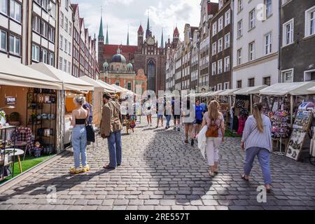 Gdansk, Pologne. 24 juillet 2023. Pologne, Gdansk, 24 juillet 2023 des personnes à la recherche de marchandises sur des stands et des stands dans les rues de la vieille ville sont vues à Gdansk, Pologne le 24 juillet 2023 Traders, Artistes et collectionneurs participent à la Foire occupant avec leurs stands plusieurs rues dans le centre de la ville historique. St. Dominics Fair est le plus grand événement commercial et culturel en plein air en Pologne et l'un des plus grands et des plus anciens événements de ce type en Europe. Crédit : Vadim Pacajev/Alamy Live News Banque D'Images