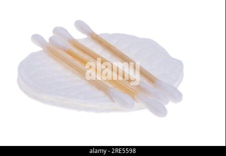 coton tampon et bâtons isolés sur fond blanc Banque D'Images