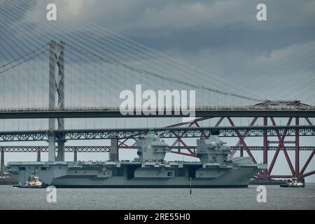 Édimbourg Écosse, Royaume-Uni 25 juillet 2023. Le porte-avions HMS Prince of Wales quitte le Firth of Forth. crédit sst/alamy live news Banque D'Images