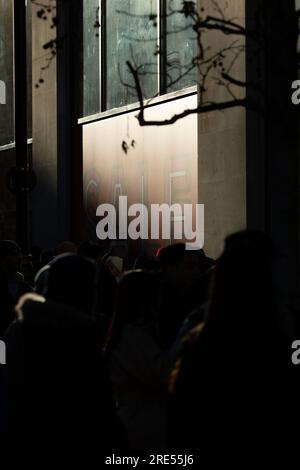 Les gens attendent devant le magasin Selfridges sur Oxford Street à Londres, avant l'ouverture le lendemain de Noël. Banque D'Images