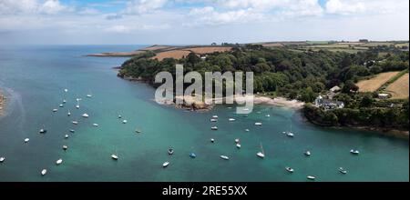 Une vue aérienne du petit village cornique de Gillan qui est une destination touristique et de voile populaire sur le chemin de la côte sud-ouest à Cor Banque D'Images