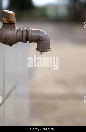 salvador, bahia, brésil - 24 juillet 2023 : goutte d'eau sortant d'un robinet dans la ville de Salvador. Banque D'Images