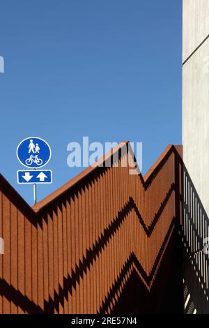 Panneau partagé piéton et cyclable sur la passerelle / Landgangen, ou pont du port, Esbjerg, Danemark. Banque D'Images