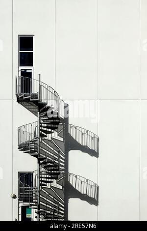 Escalier en colimaçon d'évacuation de secours sur un bâtiment industriel. Banque D'Images