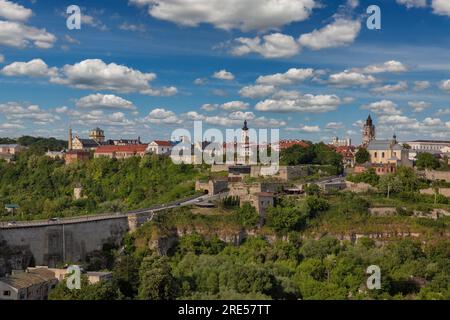 Vue sur le paysage urbain de Kamianets-Podilskyi avec le canyon Smotrytsky, Ukraine. Banque D'Images