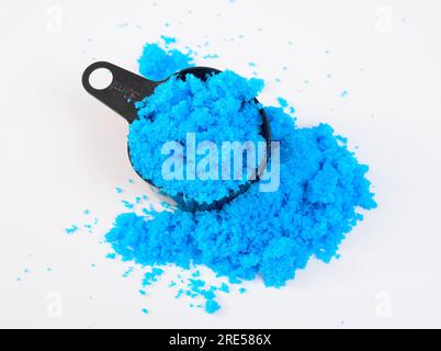 Sulfate de cuivre II, également connu sous le nom de sulfate de cuivre, de vitriol bleu, de pierre bleue, de vitriol de cuivre et de vitriol romain. Sur fond blanc. Banque D'Images