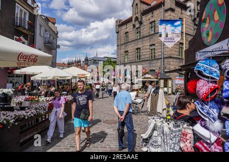 Gdansk, Pologne. 24 juillet 2023. Pologne, Gdansk, 24 juillet 2023 des personnes à la recherche de marchandises sur des stands et des stands dans les rues de la vieille ville sont vues à Gdansk, Pologne le 24 juillet 2023 Traders, Artistes et collectionneurs participent à la Foire occupant avec leurs stands plusieurs rues dans le centre de la ville historique. St. Dominics Fair est le plus grand événement commercial et culturel en plein air en Pologne et l'un des plus grands et des plus anciens événements de ce type en Europe. (Photo de Vadim Pacajev/Sipa USA) crédit : SIPA USA/Alamy Live News Banque D'Images