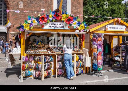 Gdansk, Pologne. 24 juillet 2023. Pologne, Gdansk, 24 juillet 2023 des personnes à la recherche de marchandises sur des stands et des stands dans les rues de la vieille ville sont vues à Gdansk, Pologne le 24 juillet 2023 Traders, Artistes et collectionneurs participent à la Foire occupant avec leurs stands plusieurs rues dans le centre de la ville historique. St. Dominics Fair est le plus grand événement commercial et culturel en plein air en Pologne et l'un des plus grands et des plus anciens événements de ce type en Europe. (Photo de Vadim Pacajev/Sipa USA) crédit : SIPA USA/Alamy Live News Banque D'Images