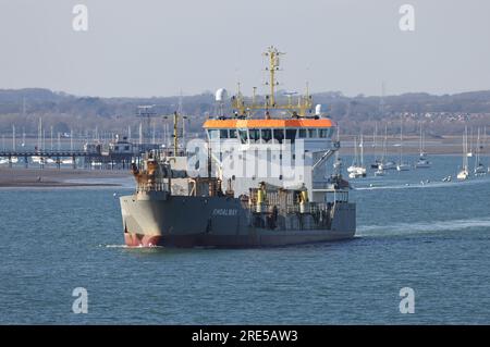 La drague à trémie aspirante de traîneau enregistrée par Chypre MV SHOALWAY quittant le port Banque D'Images