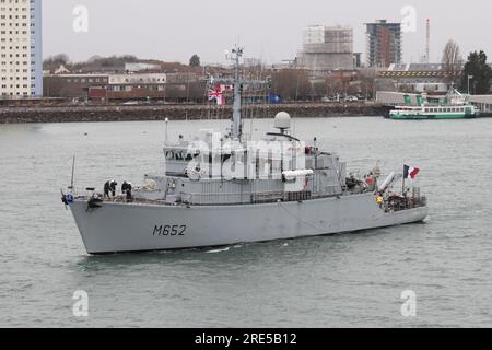 Le chasseur de mines FS CEPHEE (M652) de la marine française part de la base navale Banque D'Images