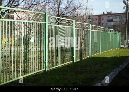 Clôture en métal vert. Autour de la zone. Profil métallique. Détails du parc. Banque D'Images