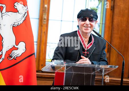 Hanovre, Allemagne. 25 juillet 2023. Klaus Meine, chanteur du groupe de rock 'Scorpions', parle après avoir reçu la Grand Croix du mérite de l'ordre du mérite de Basse-Saxe dans la maison d'hôtes du gouvernement de l'État. Trois membres du groupe rock 'Scorpions' sont honorés pour leur musique ainsi que pour leur engagement honorifique en Basse-Saxe. Crédit : Michael Matthey/dpa/Alamy Live News Banque D'Images