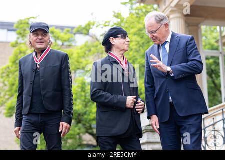 Hanovre, Allemagne. 25 juillet 2023. Matthias Jabs (de gauche à droite), membre du groupe 'Scorpions', Klaus Meine, membre du groupe 'Scorpions', Et Stephan Weil (SPD), ministre-président de Basse-Saxe, debout dans le jardin de la maison d'hôtes du gouvernement de l'État après avoir reçu la Grand Croix du mérite de l'ordre du mérite de Basse-Saxe. Trois membres du groupe rock 'Scorpions' sont honorés pour leur musique ainsi que pour leur engagement honorifique en Basse-Saxe. Crédit : Michael Matthey/dpa/Alamy Live News Banque D'Images