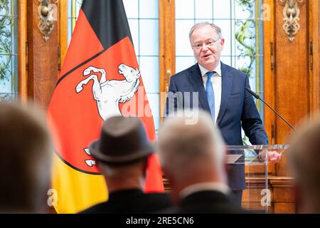 Hanovre, Allemagne. 25 juillet 2023. Stephan Weil (SPD), ministre-président de Basse-Saxe, prend la parole avant la cérémonie de remise de la Grand Croix du mérite de l'ordre du mérite de Basse-Saxe dans la maison d'hôtes du gouvernement de l'État. Trois membres du groupe rock 'Scorpions' sont honorés pour leur musique ainsi que pour leur engagement honorifique en Basse-Saxe. Crédit : Michael Matthey/dpa/Alamy Live News Banque D'Images
