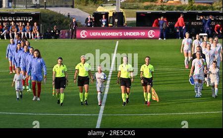 Tubize, Belgique. 24 juillet 2023. Les deux équipes entrent sur le terrain lors d'un match de football féminin entre les équipes nationales féminines de moins de 19 ans de France et d'Islande lors du tournoi final de L'UEFA féminin des moins de 19 ans le troisième jour de match dans le groupe B le mardi 24 juillet 2023 à Tubize, Belgique . Crédit : Sportpix/Alamy Live News Banque D'Images