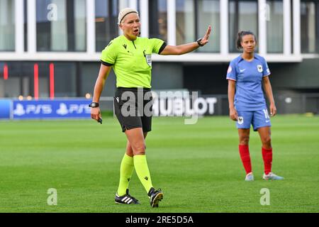 Tubize, Belgique. 24 juillet 2023. L'arbitre Ewa Augustyn photographiée lors d'un match de football féminin entre les équipes nationales féminines de moins de 19 ans de France et d'Islande au Tournoi final de L'UEFA féminin des moins de 19 ans le troisième jour de match dans le groupe B le mardi 24 juillet 2023 à Tubize, Belgique . Crédit : Sportpix/Alamy Live News Banque D'Images