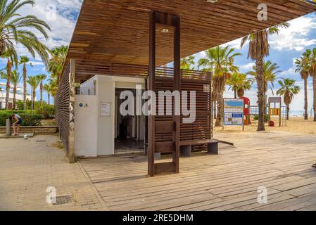 Toilettes à côté de la Platja de Ponent (plage ouest) de Salou, sur la côte Costa Daurada (Tarragone, Catalogne, Espagne) ESP : Baños en la playa de Salou Banque D'Images