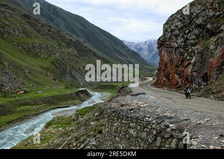 Sonamarg Cachemire, Inde. 25 juillet 2023. Les véhicules circulent le long de la route nationale Srinagar-Ladakh par temps nuageux à Sonamarg, à environ 100 km de Srinagar. Le 25 juillet 2023 à Srinagar Cachemire, Inde. (Image de crédit : © Firdous Nazir/eyepix via ZUMA Press Wire) USAGE ÉDITORIAL SEULEMENT! Non destiné à UN USAGE commercial ! Banque D'Images