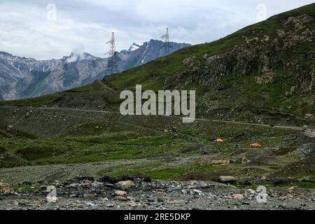 Sonamarg Cachemire, Inde. 25 juillet 2023. Les véhicules circulent le long de la route nationale Srinagar-Ladakh par temps nuageux à Sonamarg, à environ 100 km de Srinagar. Le 25 juillet 2023 à Srinagar Cachemire, Inde. (Image de crédit : © Firdous Nazir/eyepix via ZUMA Press Wire) USAGE ÉDITORIAL SEULEMENT! Non destiné à UN USAGE commercial ! Banque D'Images