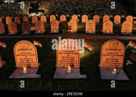 25 juillet 2023, Drass Kashmir, Inde : un soldat indien allume des bougies au Mémorial de guerre lors de la célébration du « Vijay Diwas » ou du jour de la victoire à Drass, à environ 160 km (99 miles) à l'est de Srinagar. L'armée indienne commémore chaque année les « Vijay Diwas » en mémoire de plus de 500 soldats tués il y a treize ans lors d'une guerre avec le Pakistan. La guerre a eu lieu dans les montagnes des secteurs de Kargil et de Drass, à la ligne de contrôle ou ligne de cessez-le-feu militaire, qui a divisé le Cachemire entre les deux rivaux sud-asiatiques. Le 25 juillet 2023 à Drass Cachemire, en Inde.(photo de Firdous Nazir/Eyepix Group) Banque D'Images