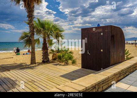 Toilettes à côté de la Platja de Ponent (plage ouest) de Salou, sur la côte Costa Daurada (Tarragone, Catalogne, Espagne) ESP : Baños en la playa de Salou Banque D'Images