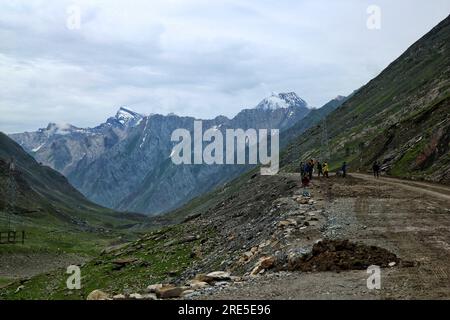 Srinagar, Inde. 25 juillet 2023. 25 juillet 2023, Sonamarg Cachemire, Inde : les travailleurs travaillent sur la route nationale Srinagar-Ladakh par temps nuageux à Sonamarg, à environ 100 km de Srinagar. Le 25 juillet 2023 à Srinagar Cachemire, Inde. (Photo de Firdous Nazir/Eyepix Group) crédit : EYEPIX Group/Alamy Live News Banque D'Images