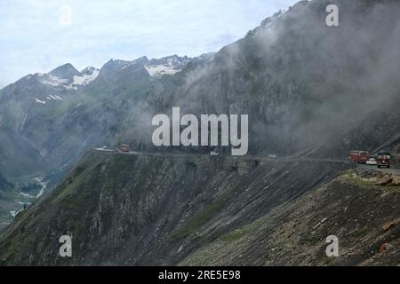 Srinagar, Inde. 25 juillet 2023. 25 juillet 2023, Sonamarg Cachemire, Inde : des véhicules circulent le long de la route nationale Srinagar-Ladakh par temps nuageux à Sonamarg, à environ 100 km de Srinagar. Le 25 juillet 2023 à Srinagar Cachemire, Inde. (Photo de Firdous Nazir/Eyepix Group) crédit : EYEPIX Group/Alamy Live News Banque D'Images