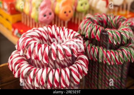 Pains d'épices, bonbons et noix sur un marché de Noël Banque D'Images