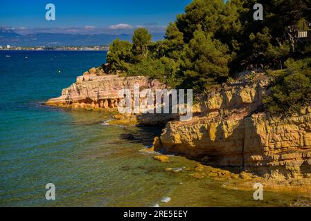 Vue sur la crique de Cala de la Penya Tallada et ses falaises et la forêt environnante à Salou, sur la côte de la Costa Daurada (Tarragone, Catalogne, Espagne) Banque D'Images