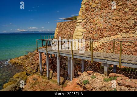 Passerelle en bois du sentier côtier de Salou entourant le vieux lazaretto de 1829 (Tarragone, Catalogne, Espagne) ESP : Pasarela de madera en Salou Banque D'Images