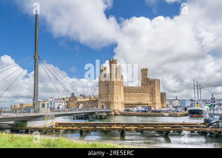 Le château de Caernarfon et le pont tournant Aber sur la rivière Seiont et le détroit de Menai dans le nord du pays de galles Banque D'Images