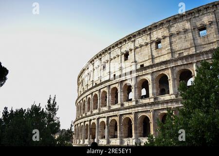 Une vue du Colisée à Rome, prise dans le mois chaud d'été de juillet. Il était important de montrer la hiérarchie des différentes colonnes romaines. Banque D'Images