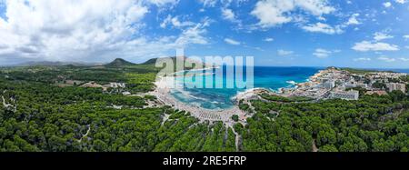 Vue aérienne de la plage de Cala Agulla à Majorque, en Espagne, par une chaude journée d'été Banque D'Images