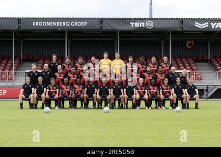 ALMERE - (derrière lr) analyste vidéo Max Buis, Jochem Ritmeester van de Kamp, Jose Pascual, Milan Corryn, Stijn Keller, Nordin Bakker, Alvaro Pena, Anthony Limbombe, Thomas robinet, Manel Royo Castell (lr intermédiaire), médecin de l'équipe Ted van Iersel, matériaux Ronald van de Bruggen, Joey Jacobs, Jeredy Hilterman, Stije Resink, Danny Post, Lance Duijvestijn, Damian van Bruggen, Peer Koopmeiners, Theo Barbet, Rajiv van la Parra, matériaux Herman Koster, coach mental Annemieke Griffin (pour lr) responsable de la performance Bas Buimer, scientifique sportif Lucas Posthuma, Bradly van Hoeven, Faiz Mattoir, Hamdi Akujobi, goa Banque D'Images