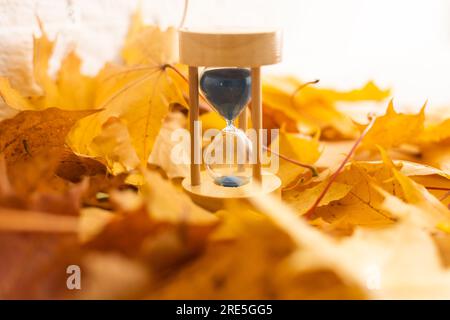 sablez les tours dans un sablier comme symbole de l'été qui passe et du début de l'automne. Banque D'Images