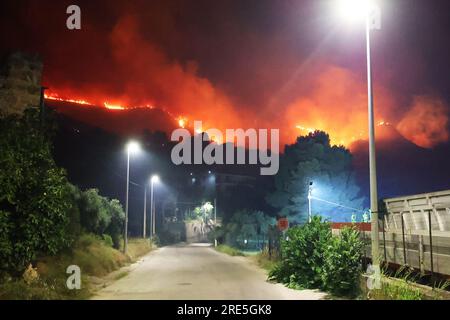 Borgetto (PA) - 25/07/2023, INCENDIE D'URGENCE ROMITELLO DÉTRUIT PAR LES FLAMMES VACANCIERS ÉVACUÉS dans la photo Monte Gradara sur le feu dans toute la zone Romitello usage éditorial seulement Banque D'Images