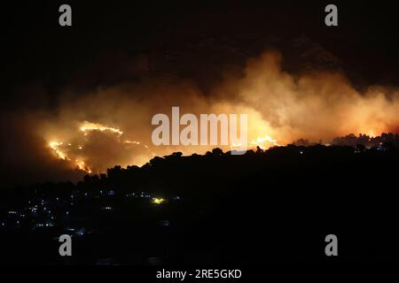 Borgetto (PA) - 25/07/2023, INCENDIE D'URGENCE ROMITELLO DÉTRUIT PAR LES FLAMMES VACANCIERS ÉVACUÉS dans la photo Monte Gradara sur le feu dans toute la zone Romitello usage éditorial seulement Banque D'Images