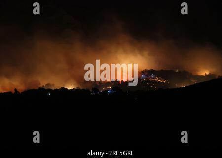 Borgetto (PA) - 25/07/2023, INCENDIE D'URGENCE ROMITELLO DÉTRUIT PAR LES FLAMMES VACANCIERS ÉVACUÉS dans la photo Monte Gradara sur le feu dans toute la zone Romitello usage éditorial seulement Banque D'Images