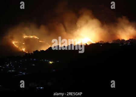 Borgetto (PA) - 25/07/2023, INCENDIE D'URGENCE ROMITELLO DÉTRUIT PAR LES FLAMMES VACANCIERS ÉVACUÉS dans la photo Monte Gradara sur le feu dans toute la zone Romitello usage éditorial seulement Banque D'Images