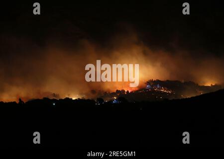 Borgetto (PA) - 25/07/2023, INCENDIE D'URGENCE ROMITELLO DÉTRUIT PAR LES FLAMMES VACANCIERS ÉVACUÉS dans la photo Monte Gradara sur le feu dans toute la zone Romitello usage éditorial seulement Banque D'Images