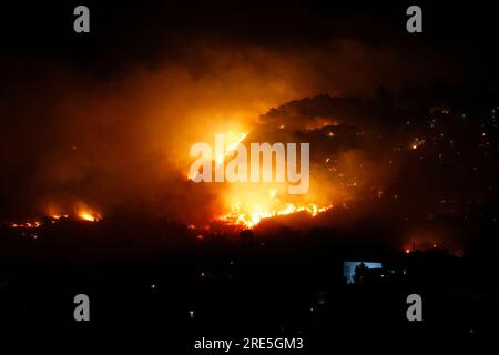 Borgetto (PA) - 25/07/2023, INCENDIE D'URGENCE ROMITELLO DÉTRUIT PAR LES FLAMMES VACANCIERS ÉVACUÉS dans la photo Monte Gradara sur le feu dans toute la zone Romitello usage éditorial seulement Banque D'Images