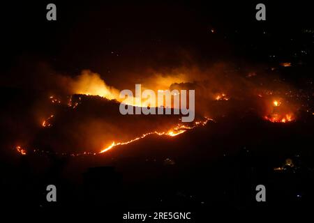 Borgetto (PA) - 25/07/2023, INCENDIE D'URGENCE ROMITELLO DÉTRUIT PAR LES FLAMMES VACANCIERS ÉVACUÉS dans la photo Monte Gradara sur le feu dans toute la zone Romitello usage éditorial seulement Banque D'Images