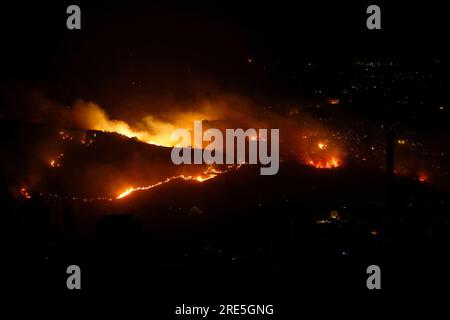 Borgetto (PA) - 25/07/2023, INCENDIE D'URGENCE ROMITELLO DÉTRUIT PAR LES FLAMMES VACANCIERS ÉVACUÉS dans la photo Monte Gradara sur le feu dans toute la zone Romitello usage éditorial seulement Banque D'Images