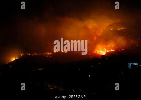 Borgetto (PA) - 25/07/2023, INCENDIE D'URGENCE ROMITELLO DÉTRUIT PAR LES FLAMMES VACANCIERS ÉVACUÉS dans la photo Monte Gradara sur le feu dans toute la zone Romitello usage éditorial seulement Banque D'Images