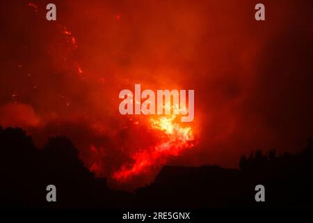 Borgetto (PA) - 25/07/2023, INCENDIE D'URGENCE ROMITELLO DÉTRUIT PAR LES FLAMMES VACANCIERS ÉVACUÉS dans la photo Monte Gradara sur le feu dans toute la zone Romitello usage éditorial seulement Banque D'Images