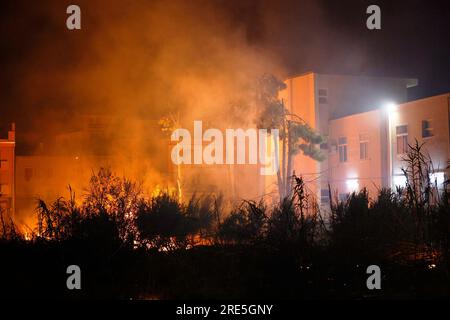 Borgetto (PA) - 25/07/2023, INCENDIE D'URGENCE ROMITELLO DÉTRUIT PAR LES FLAMMES VACANCIERS ÉVACUÉS dans la photo Monte Gradara sur le feu dans toute la zone Romitello usage éditorial seulement Banque D'Images