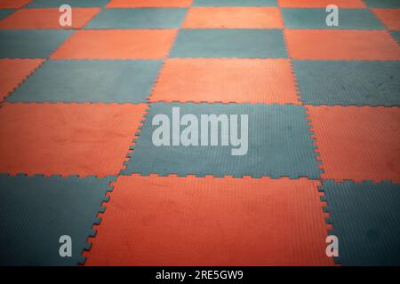 Plancher dans la salle de gym. Tapis d'entraînement. Détails de Gym. Revêtement pour classes. Banque D'Images