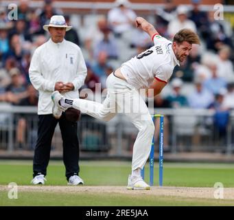 25 juillet 2023 ; Old Trafford, Manchester, Angleterre : Division 1 County Championship Cricket, Lancashire versus Northamptonshire Day 1 ; Tom Bailey du Lancashire bowling Banque D'Images